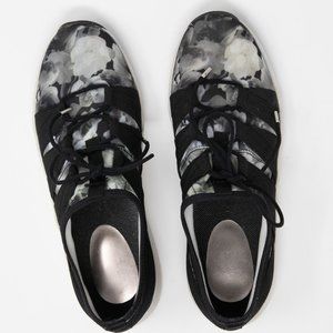 Easy Spirit Grey Floral Lace up Sneakers SZ 6